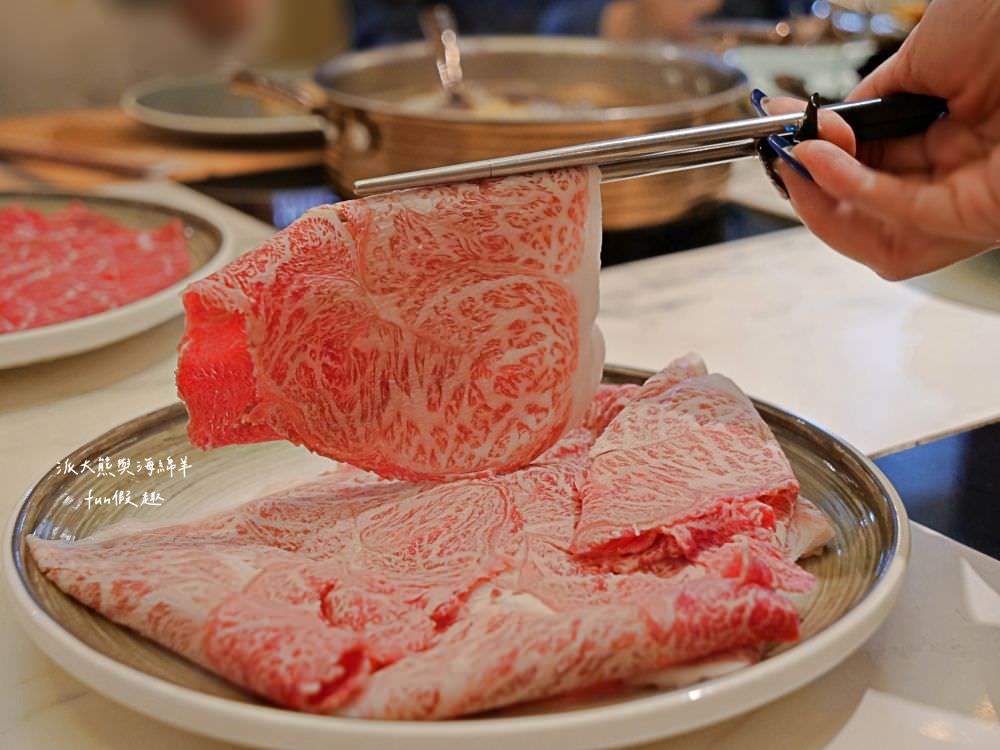 嗑肉石鍋永康東橋店｜奮力拔出碩大肉塊上的寶劍，號令圓桌吃貨們於此集結，消費即可享用多種食蔬水果、火鍋配料、飲料咖啡機、明果冰淇淋任你吃到飽，還有限量供應的日本頂級A5秋田和牛!!!