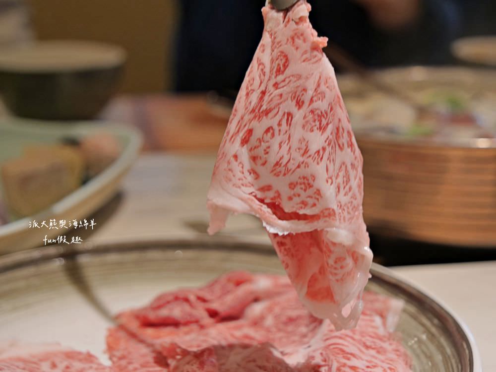 嗑肉石鍋永康東橋店｜奮力拔出碩大肉塊上的寶劍，號令圓桌吃貨們於此集結，消費即可享用多種食蔬水果、火鍋配料、飲料咖啡機、明果冰淇淋任你吃到飽，還有限量供應的日本頂級A5秋田和牛!!!