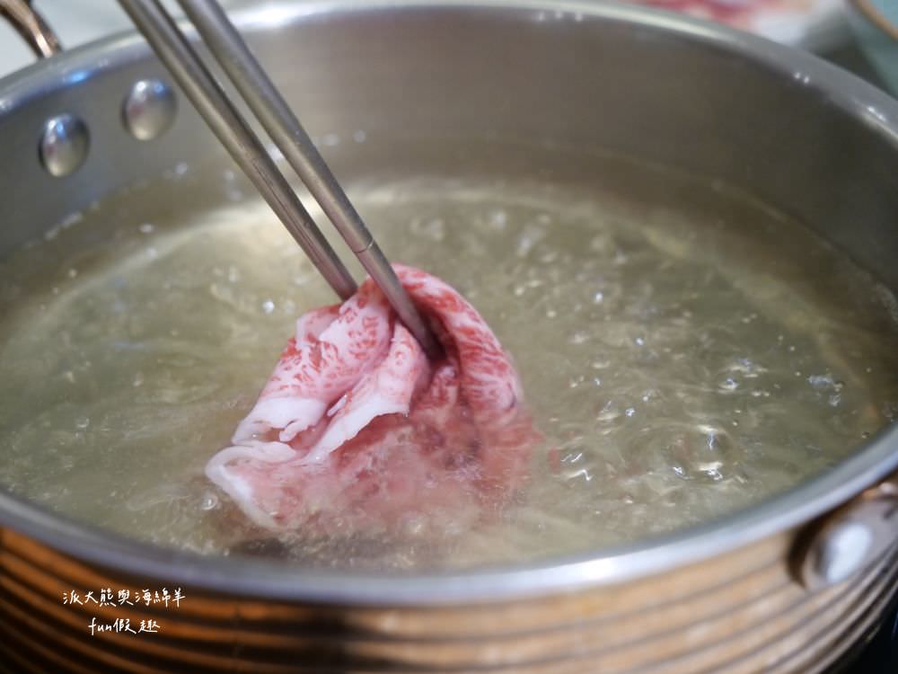 嗑肉石鍋永康東橋店｜奮力拔出碩大肉塊上的寶劍，號令圓桌吃貨們於此集結，消費即可享用多種食蔬水果、火鍋配料、飲料咖啡機、明果冰淇淋任你吃到飽，還有限量供應的日本頂級A5秋田和牛!!!