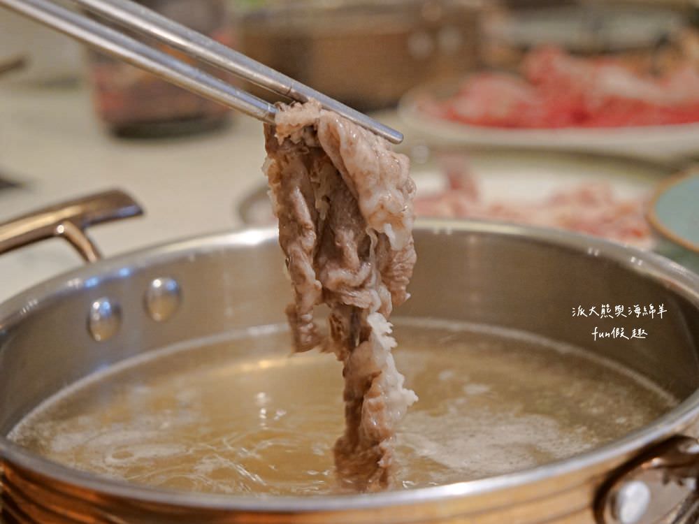 嗑肉石鍋永康東橋店｜奮力拔出碩大肉塊上的寶劍，號令圓桌吃貨們於此集結，消費即可享用多種食蔬水果、火鍋配料、飲料咖啡機、明果冰淇淋任你吃到飽，還有限量供應的日本頂級A5秋田和牛!!!