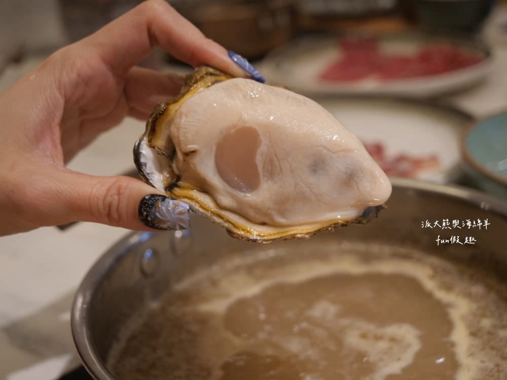 嗑肉石鍋永康東橋店｜奮力拔出碩大肉塊上的寶劍，號令圓桌吃貨們於此集結，消費即可享用多種食蔬水果、火鍋配料、飲料咖啡機、明果冰淇淋任你吃到飽，還有限量供應的日本頂級A5秋田和牛!!!