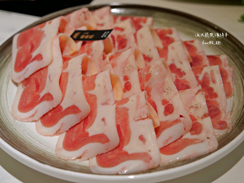 嗑肉石鍋永康東橋店｜奮力拔出碩大肉塊上的寶劍，號令圓桌吃貨們於此集結，消費即可享用多種食蔬水果、火鍋配料、飲料咖啡機、明果冰淇淋任你吃到飽，還有限量供應的日本頂級A5秋田和牛!!!