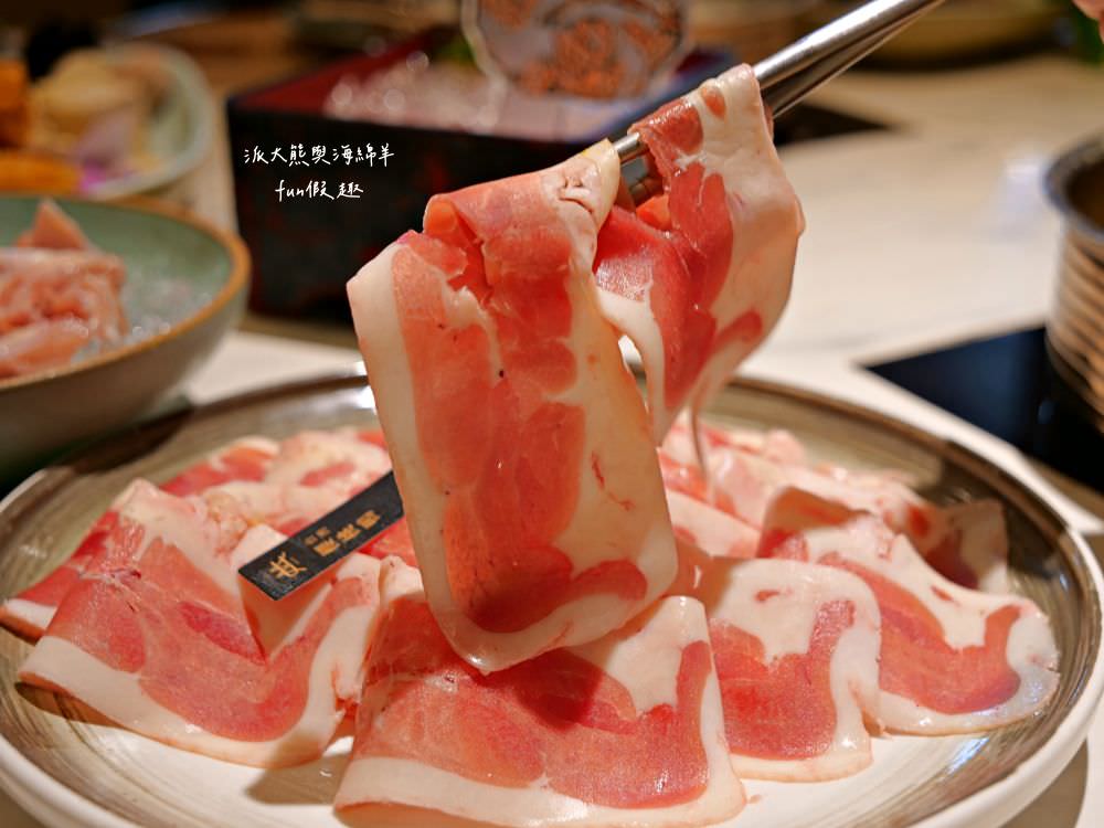 嗑肉石鍋永康東橋店｜奮力拔出碩大肉塊上的寶劍，號令圓桌吃貨們於此集結，消費即可享用多種食蔬水果、火鍋配料、飲料咖啡機、明果冰淇淋任你吃到飽，還有限量供應的日本頂級A5秋田和牛!!!