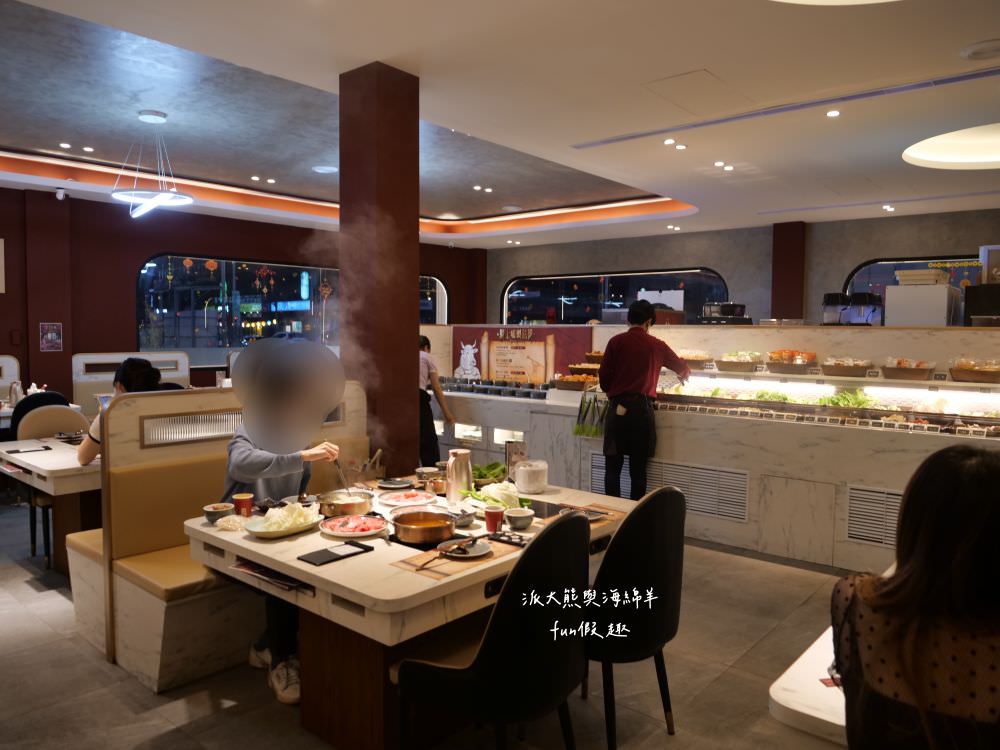 嗑肉石鍋永康東橋店｜奮力拔出碩大肉塊上的寶劍，號令圓桌吃貨們於此集結，消費即可享用多種食蔬水果、火鍋配料、飲料咖啡機、明果冰淇淋任你吃到飽，還有限量供應的日本頂級A5秋田和牛!!!