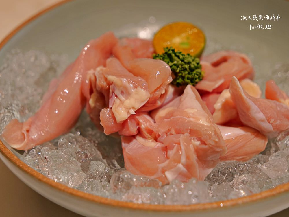 嗑肉石鍋永康東橋店｜奮力拔出碩大肉塊上的寶劍，號令圓桌吃貨們於此集結，消費即可享用多種食蔬水果、火鍋配料、飲料咖啡機、明果冰淇淋任你吃到飽，還有限量供應的日本頂級A5秋田和牛!!!