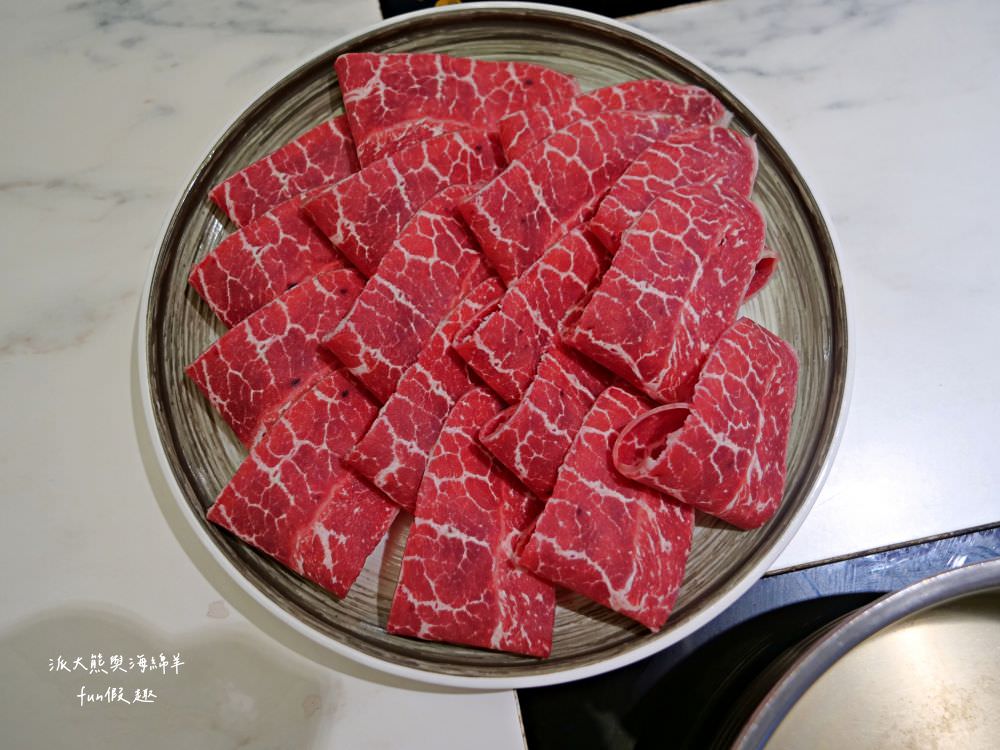 嗑肉石鍋永康東橋店｜奮力拔出碩大肉塊上的寶劍，號令圓桌吃貨們於此集結，消費即可享用多種食蔬水果、火鍋配料、飲料咖啡機、明果冰淇淋任你吃到飽，還有限量供應的日本頂級A5秋田和牛!!!