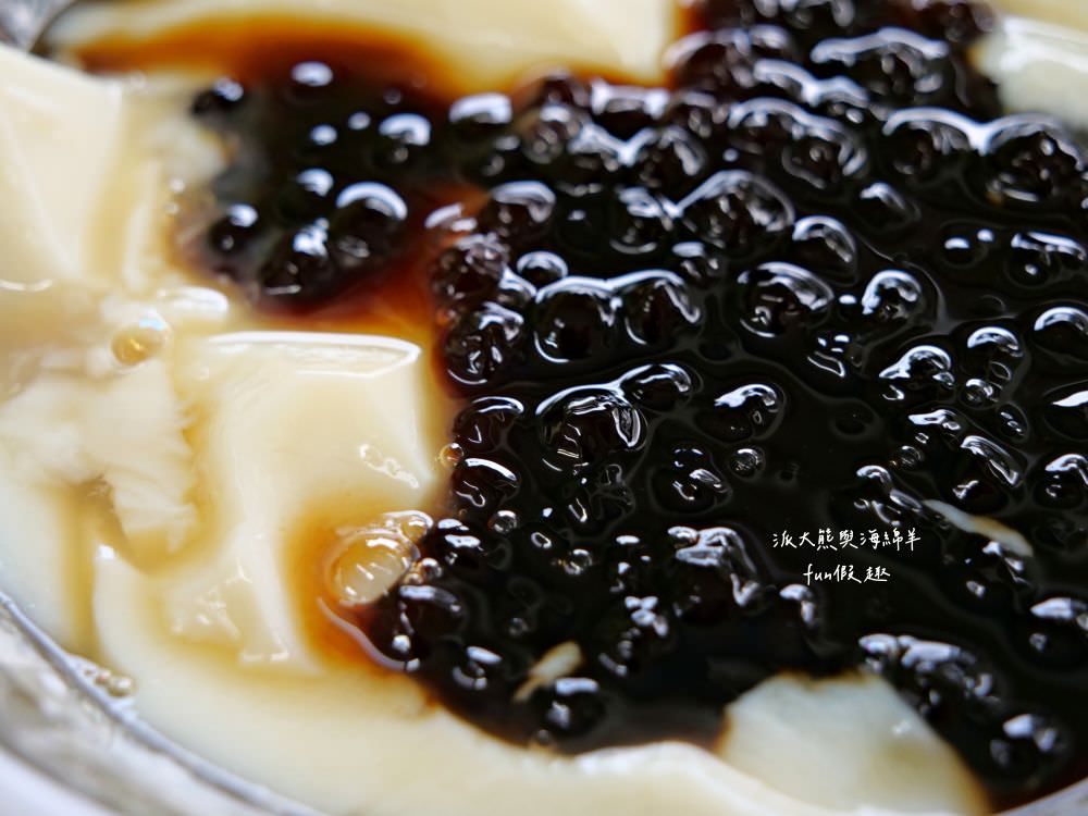 水龜伯豆花︱從三輪車沿途熱情叫賣到獨立店面，2代經營傳承逾一甲子，精心研發不用冰塊也能透心涼的冷凍招牌豆花，鹽水當地不可錯過的傳統古早味下午茶～