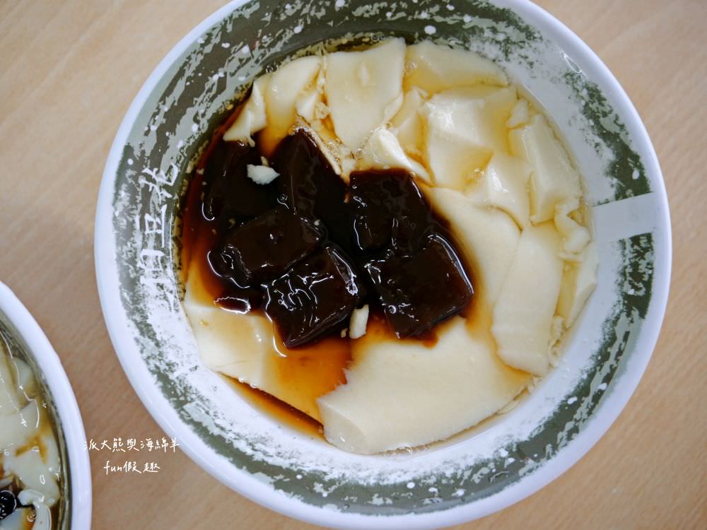 水龜伯豆花︱從三輪車沿途熱情叫賣到獨立店面，2代經營傳承逾一甲子，精心研發不用冰塊也能透心涼的冷凍招牌豆花，鹽水當地不可錯過的傳統古早味下午茶～