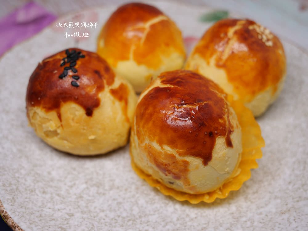 金葡萄蛋黃酥-總店佳里興｜來自台南佳里傳承3代的蛋黃酥，6種口味選擇多元，每種都皮酥餡足不甜膩，是中秋佳節或年節送禮最佳伴手禮，目前已有永康復國及高雄鳳山等兩家分店!!!～