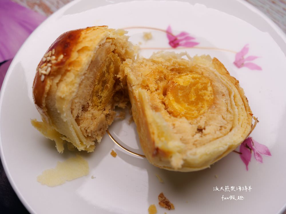 金葡萄蛋黃酥-總店佳里興｜來自台南佳里傳承3代的蛋黃酥，6種口味選擇多元，每種都皮酥餡足不甜膩，是中秋佳節或年節送禮最佳伴手禮，目前已有永康復國及高雄鳳山等兩家分店!!!～