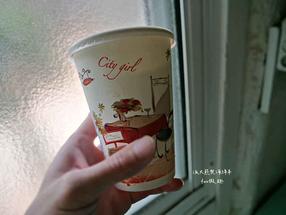 銀鋒冰果室｜鹽水八角樓旁的古早味冰果室，傳承3代歷時逾一甲子，早期鹽水相親最佳選擇場所，一碗招牌紅豆牛奶月見冰湊成無數男女成家，堪稱冰品界的月老廟！