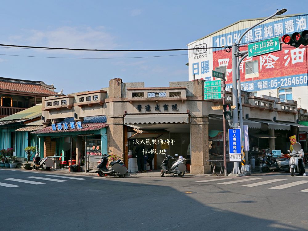 銀鋒冰果室｜鹽水八角樓旁的古早味冰果室，傳承3代歷時逾一甲子，早期鹽水相親最佳選擇場所，一碗招牌紅豆牛奶月見冰湊成無數男女成家，堪稱冰品界的月老廟！