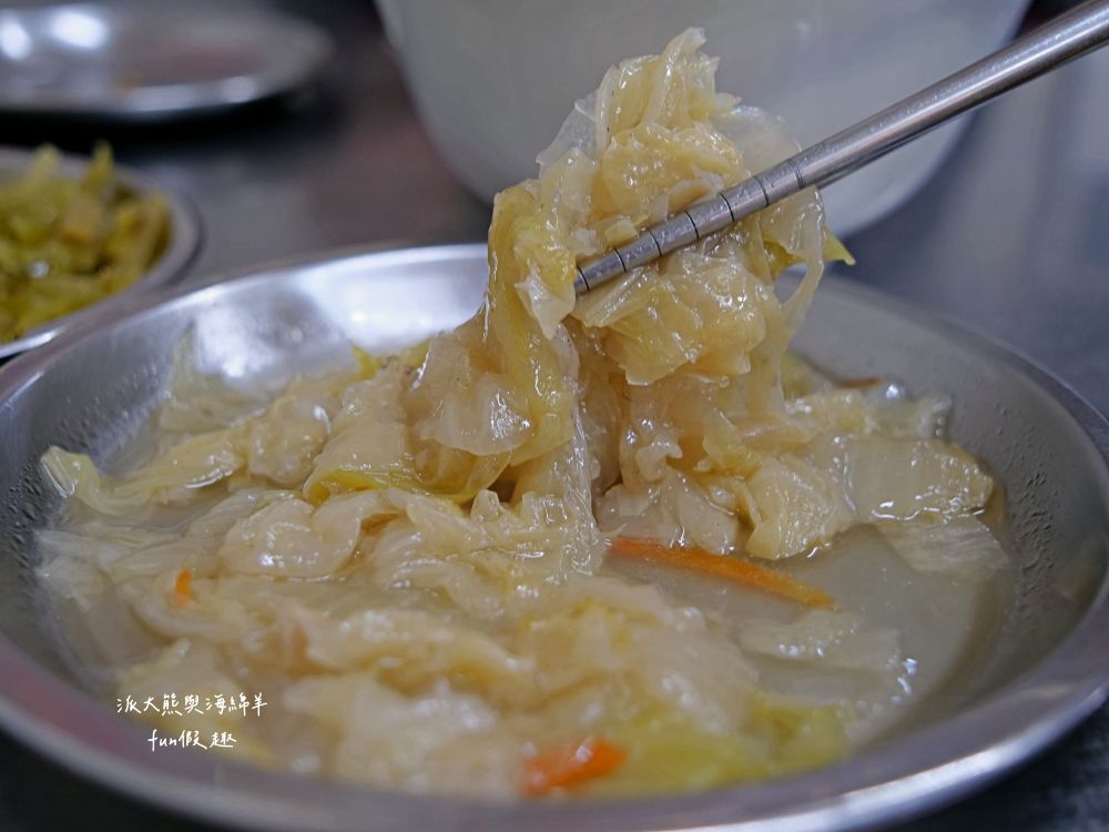 劉里長雞肉飯｜派大熊重溫大學時代美食記憶，以香噴噴招牌火雞肉片飯擄獲在地人與觀光客的胃，google評論已超過8000則、用餐尖峰時段經常可見大排長龍的火熱店家!!!