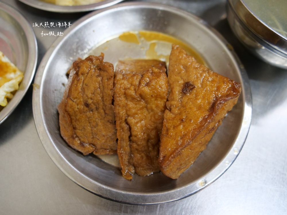 劉里長雞肉飯｜派大熊重溫大學時代美食記憶，以香噴噴招牌火雞肉片飯擄獲在地人與觀光客的胃，google評論已超過8000則、用餐尖峰時段經常可見大排長龍的火熱店家!!!