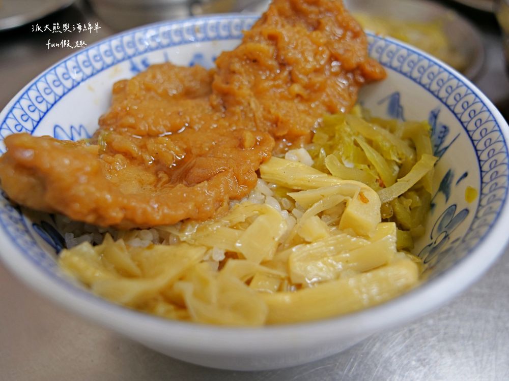 劉里長雞肉飯｜派大熊重溫大學時代美食記憶，以香噴噴招牌火雞肉片飯擄獲在地人與觀光客的胃，google評論已超過8000則、用餐尖峰時段經常可見大排長龍的火熱店家!!!