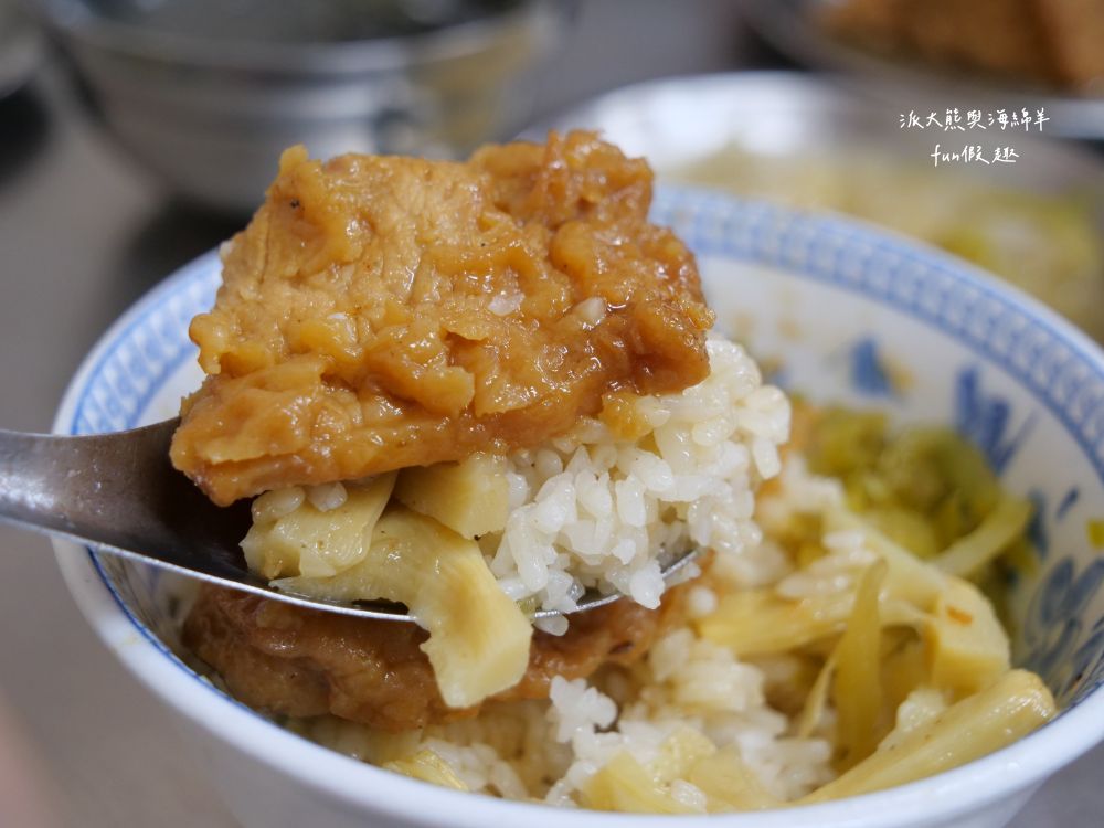 劉里長雞肉飯｜派大熊重溫大學時代美食記憶，以香噴噴招牌火雞肉片飯擄獲在地人與觀光客的胃，google評論已超過8000則、用餐尖峰時段經常可見大排長龍的火熱店家!!!