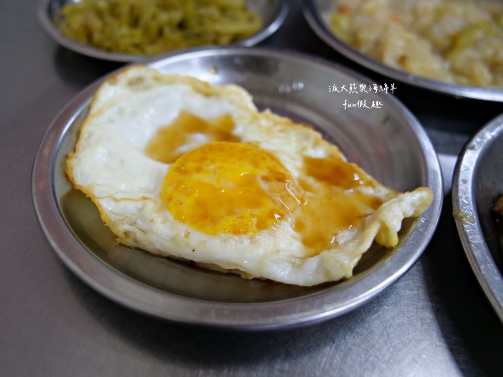 劉里長雞肉飯｜派大熊重溫大學時代美食記憶，以香噴噴招牌火雞肉片飯擄獲在地人與觀光客的胃，google評論已超過8000則、用餐尖峰時段經常可見大排長龍的火熱店家!!!