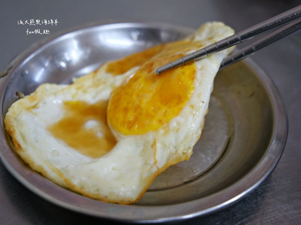 劉里長雞肉飯｜派大熊重溫大學時代美食記憶，以香噴噴招牌火雞肉片飯擄獲在地人與觀光客的胃，google評論已超過8000則、用餐尖峰時段經常可見大排長龍的火熱店家!!!