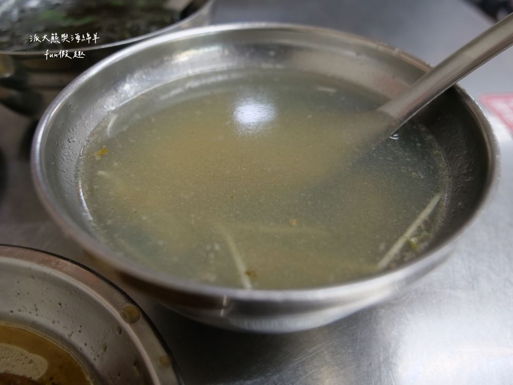 劉里長雞肉飯｜派大熊重溫大學時代美食記憶，以香噴噴招牌火雞肉片飯擄獲在地人與觀光客的胃，google評論已超過8000則、用餐尖峰時段經常可見大排長龍的火熱店家!!!