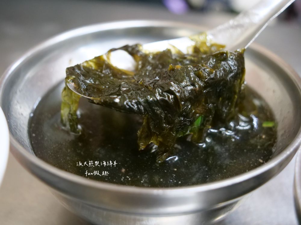 劉里長雞肉飯｜派大熊重溫大學時代美食記憶，以香噴噴招牌火雞肉片飯擄獲在地人與觀光客的胃，google評論已超過8000則、用餐尖峰時段經常可見大排長龍的火熱店家!!!