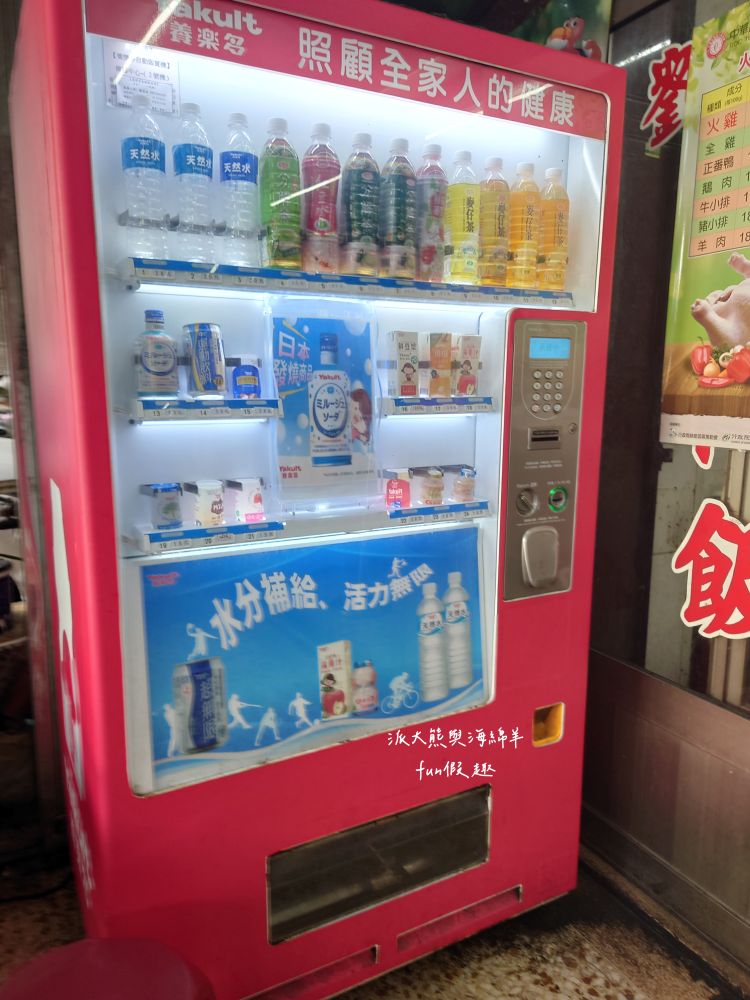 劉里長雞肉飯｜派大熊重溫大學時代美食記憶，以香噴噴招牌火雞肉片飯擄獲在地人與觀光客的胃，google評論已超過8000則、用餐尖峰時段經常可見大排長龍的火熱店家!!!