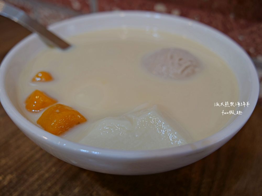 嘉義品安豆漿豆花｜嘉義東區必吃台式甜品，除延續60年好手藝的招牌豆漿豆花外，還有許多新研發特殊口味，兼具傳統與創新；還有雪綿冰、剉冰、冰淇淋、飲品等，種類選擇豐富，是在地人下午茶聚會口袋名單!!!