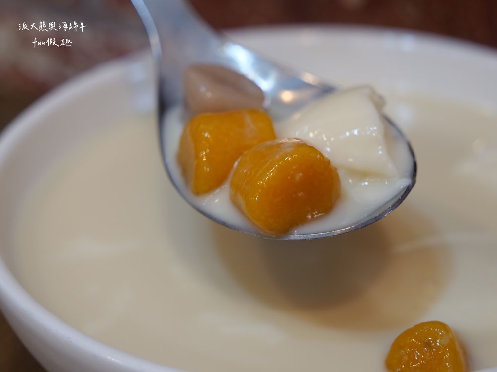 嘉義品安豆漿豆花｜嘉義東區必吃台式甜品，除延續60年好手藝的招牌豆漿豆花外，還有許多新研發特殊口味，兼具傳統與創新；還有雪綿冰、剉冰、冰淇淋、飲品等，種類選擇豐富，是在地人下午茶聚會口袋名單!!!