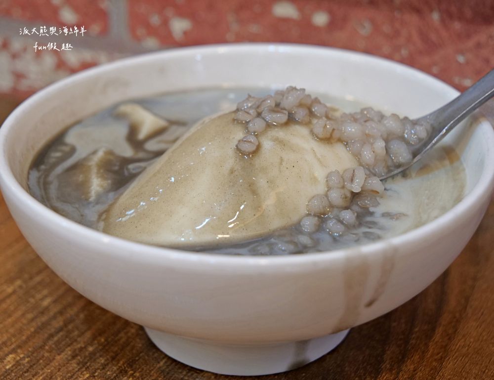 嘉義品安豆漿豆花｜嘉義東區必吃台式甜品，除延續60年好手藝的招牌豆漿豆花外，還有許多新研發特殊口味，兼具傳統與創新；還有雪綿冰、剉冰、冰淇淋、飲品等，種類選擇豐富，是在地人下午茶聚會口袋名單!!!