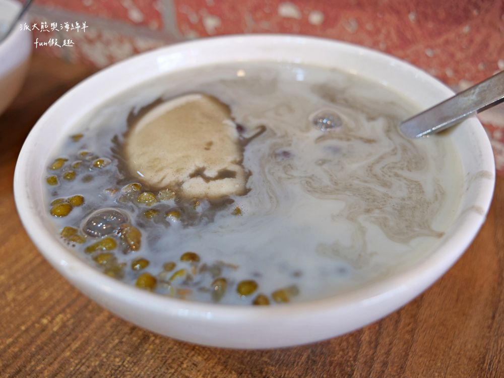 嘉義品安豆漿豆花｜嘉義東區必吃台式甜品，除延續60年好手藝的招牌豆漿豆花外，還有許多新研發特殊口味，兼具傳統與創新；還有雪綿冰、剉冰、冰淇淋、飲品等，種類選擇豐富，是在地人下午茶聚會口袋名單!!!