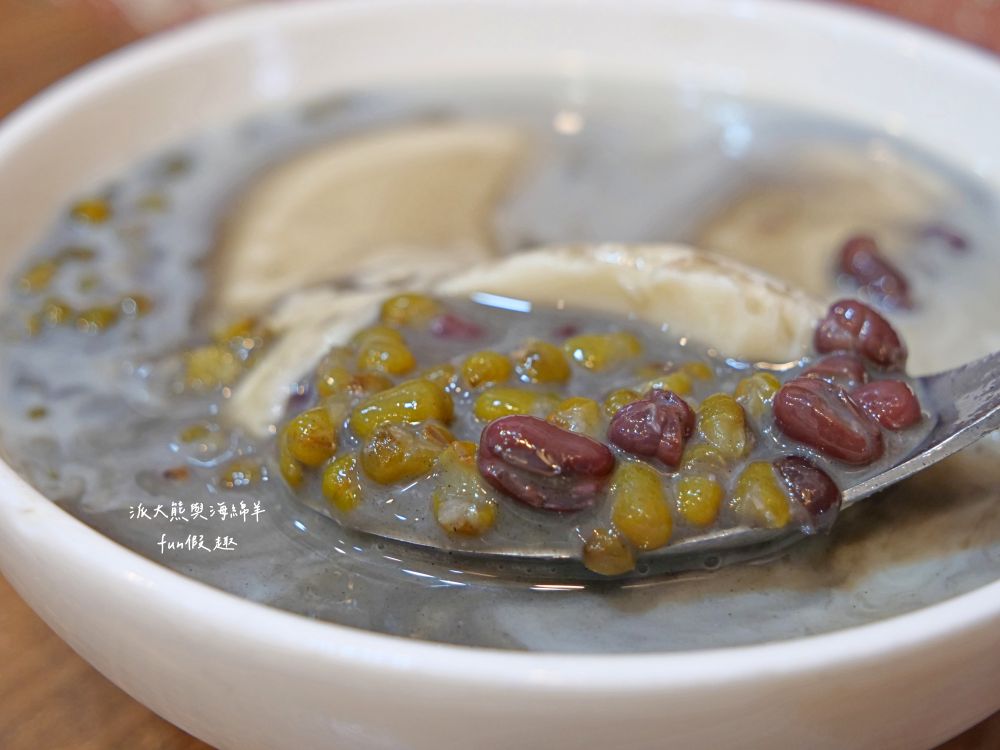 嘉義品安豆漿豆花｜嘉義東區必吃台式甜品，除延續60年好手藝的招牌豆漿豆花外，還有許多新研發特殊口味，兼具傳統與創新；還有雪綿冰、剉冰、冰淇淋、飲品等，種類選擇豐富，是在地人下午茶聚會口袋名單!!!