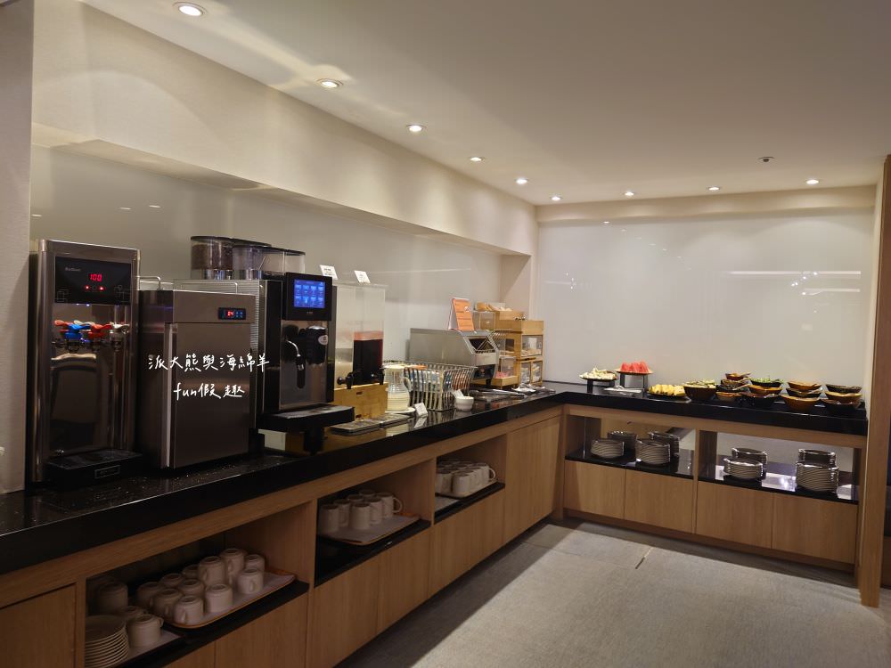 柯達大飯店 台北二店（K Hotel Taipei II）︱距離民權西路捷運站步行只要5分鐘，集簡約、舒適、交通等多項優點，性價比高且鬧中取靜，每個房型都有提供浴缸，臺北中山優質飯店推薦&夜訪大稻埕碼頭貨櫃市集!!!