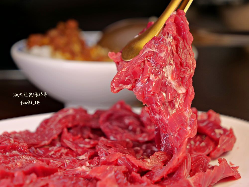 潮州牛肉陳（草屯總店）｜草屯首間來自屏東潮州的牛肉爐專賣店，新鮮直送溫體牛肉加上獨家藥膳風味湯底，搭配各種香噴噴牛肉熱炒，讓新大觀市集越晚越飄香!!!（2023.4開幕）