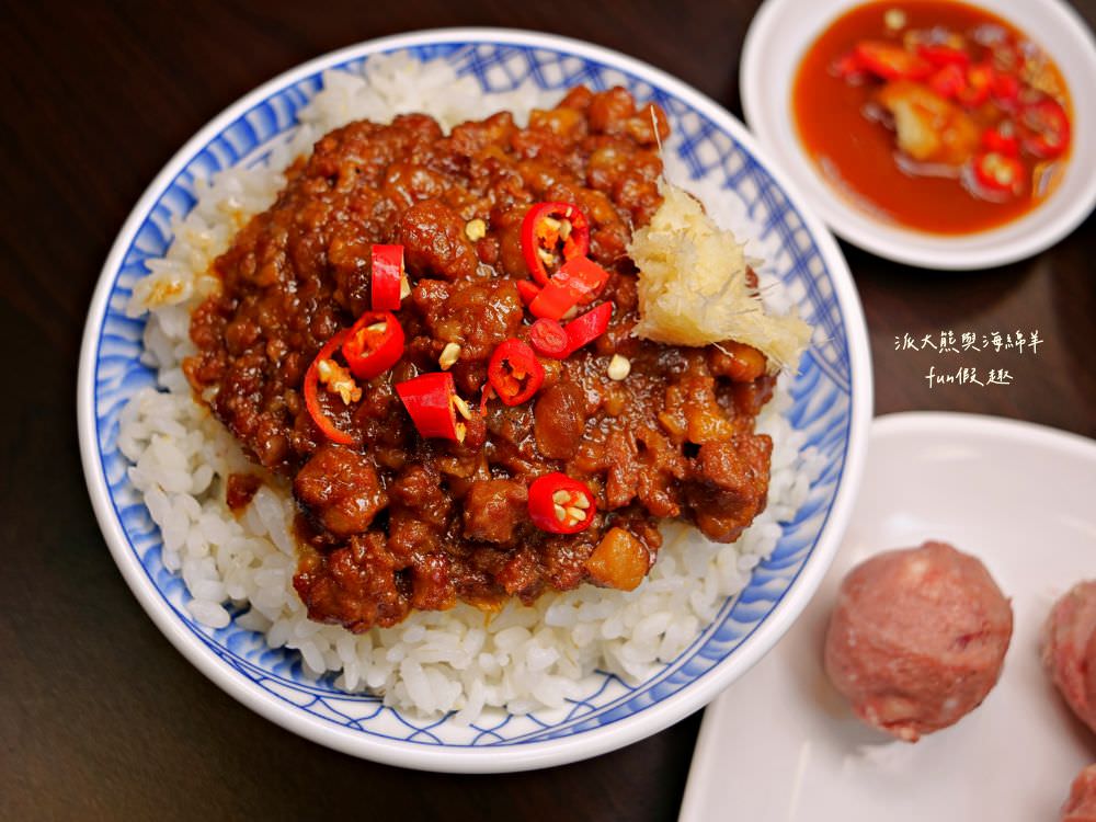 潮州牛肉陳（草屯總店）｜草屯首間來自屏東潮州的牛肉爐專賣店，新鮮直送溫體牛肉加上獨家藥膳風味湯底，搭配各種香噴噴牛肉熱炒，讓新大觀市集越晚越飄香!!!（2023.4開幕）