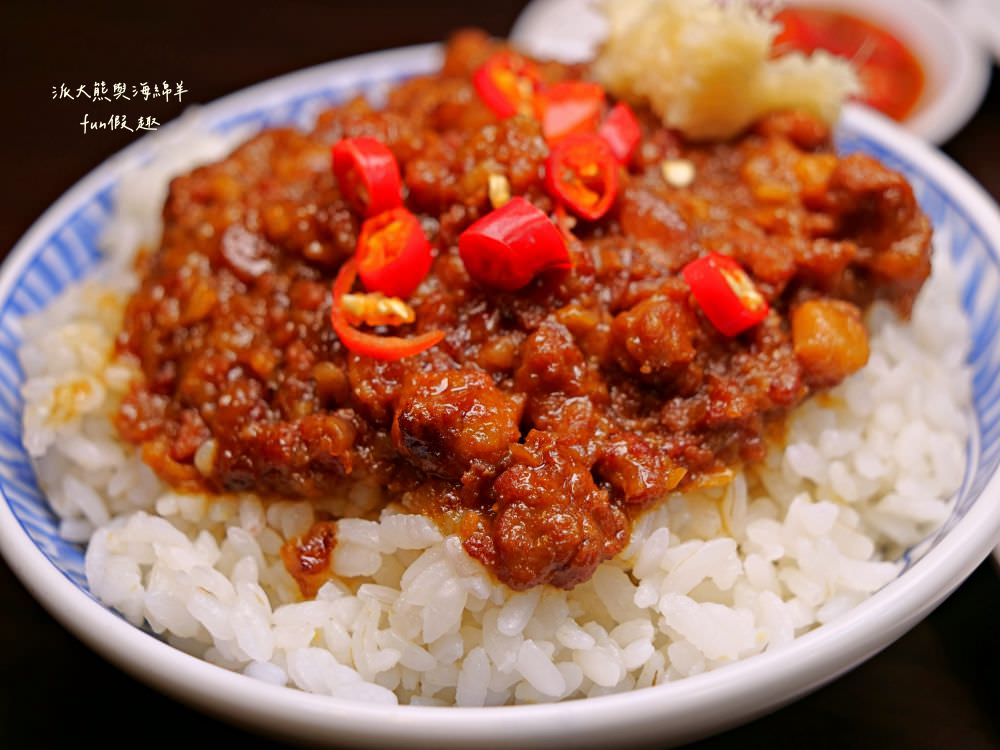 潮州牛肉陳（草屯總店）｜草屯首間來自屏東潮州的牛肉爐專賣店，新鮮直送溫體牛肉加上獨家藥膳風味湯底，搭配各種香噴噴牛肉熱炒，讓新大觀市集越晚越飄香!!!（2023.4開幕）