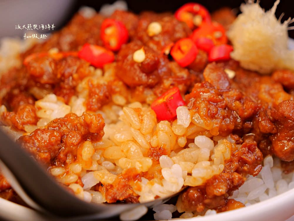 潮州牛肉陳（草屯總店）｜草屯首間來自屏東潮州的牛肉爐專賣店，新鮮直送溫體牛肉加上獨家藥膳風味湯底，搭配各種香噴噴牛肉熱炒，讓新大觀市集越晚越飄香!!!（2023.4開幕）