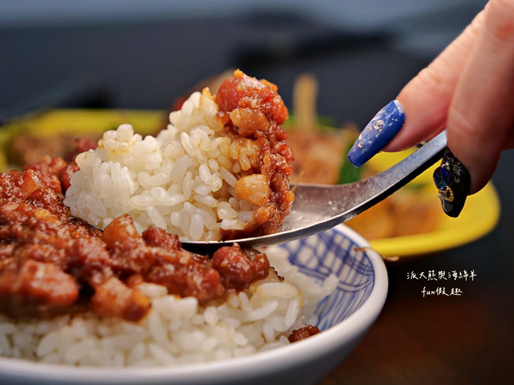 潮州牛肉陳（草屯總店）｜草屯首間來自屏東潮州的牛肉爐專賣店，新鮮直送溫體牛肉加上獨家藥膳風味湯底，搭配各種香噴噴牛肉熱炒，讓新大觀市集越晚越飄香!!!（2023.4開幕）