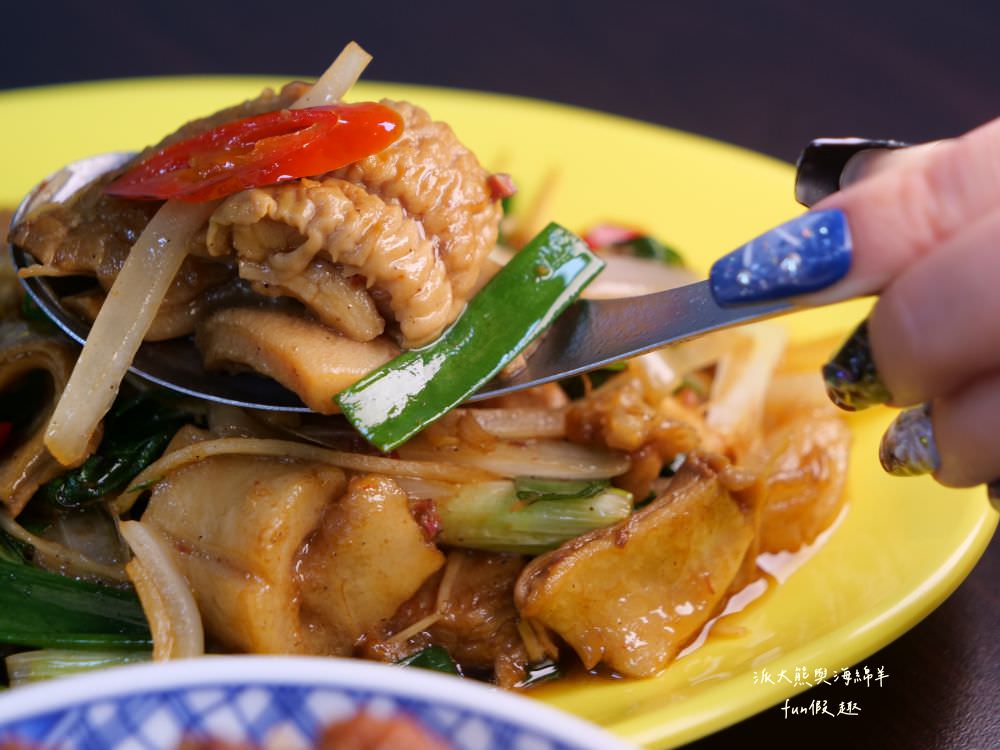 潮州牛肉陳（草屯總店）｜草屯首間來自屏東潮州的牛肉爐專賣店，新鮮直送溫體牛肉加上獨家藥膳風味湯底，搭配各種香噴噴牛肉熱炒，讓新大觀市集越晚越飄香!!!（2023.4開幕）
