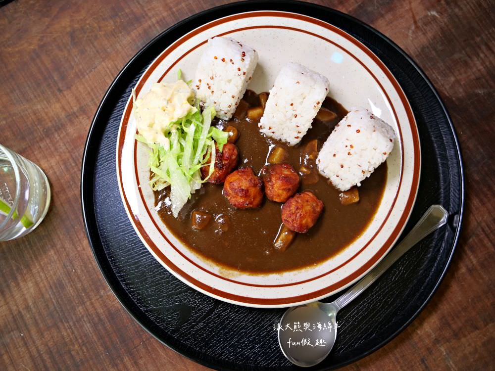 靑弎珈啡社｜藏匿草屯碧山路深巷裡的質感咖哩專賣餐館，2樓老宅改建隨處可見日式文青風情，假期就以美好早午餐或精緻下午茶，來度過慵懶輕奢的閒暇時光!!!另有輕鹹食、甜點及咖啡