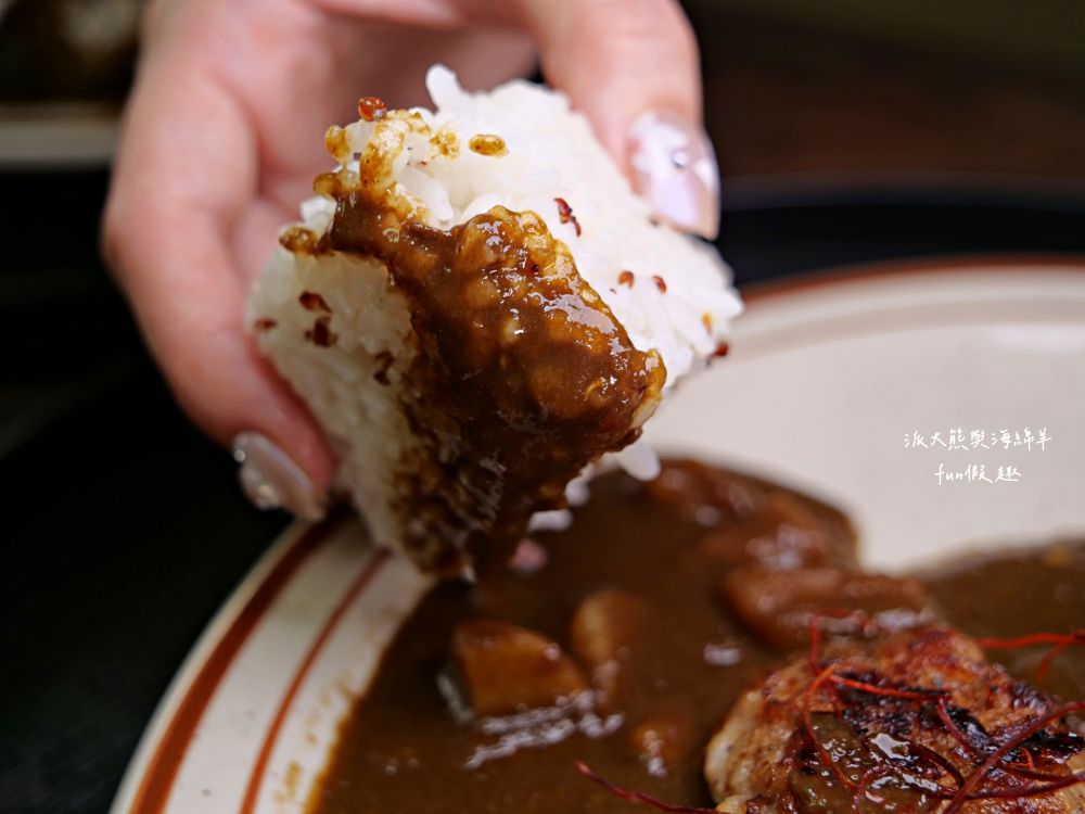 靑弎珈啡社｜藏匿草屯碧山路深巷裡的質感咖哩專賣餐館，2樓老宅改建隨處可見日式文青風情，假期就以美好早午餐或精緻下午茶，來度過慵懶輕奢的閒暇時光!!!另有輕鹹食、甜點及咖啡
