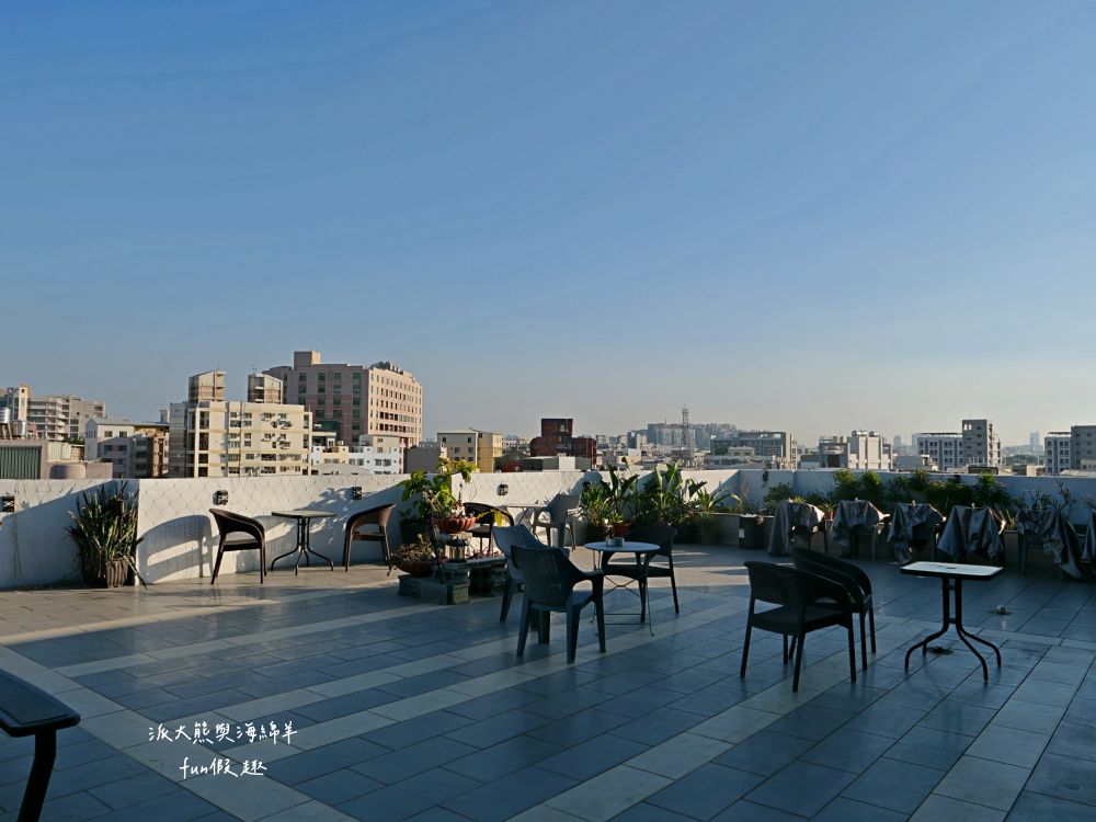 圖森文旅（Tourism Inn）︱鄰近永康車站及國道1號交流道的簡約商務型文旅，結合文青與輕工業裝潢風格，文旅麻雀雖小但五臟俱全的平價優質好選擇，頂樓還有絕美玻璃屋親子可欣賞無敵夜景!!!105年開幕～