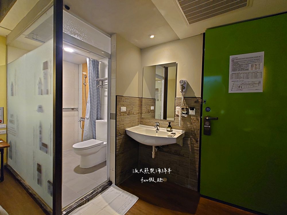 圖森文旅（Tourism Inn）︱鄰近永康車站及國道1號交流道的簡約商務型文旅，結合文青與輕工業裝潢風格，文旅麻雀雖小但五臟俱全的平價優質好選擇，頂樓還有絕美玻璃屋親子可欣賞無敵夜景!!!105年開幕～