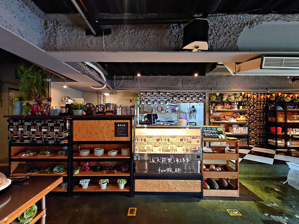 圖森文旅（Tourism Inn）︱鄰近永康車站及國道1號交流道的簡約商務型文旅，結合文青與輕工業裝潢風格，文旅麻雀雖小但五臟俱全的平價優質好選擇，頂樓還有絕美玻璃屋親子可欣賞無敵夜景!!!105年開幕～