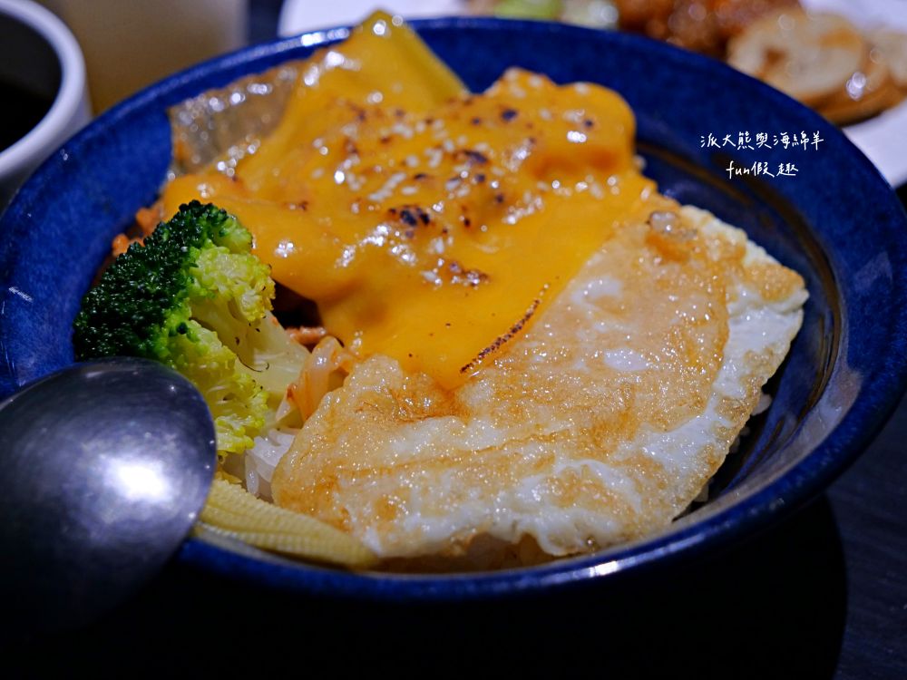 圖森文旅（Tourism Inn）︱鄰近永康車站及國道1號交流道的簡約商務型文旅，結合文青與輕工業裝潢風格，文旅麻雀雖小但五臟俱全的平價優質好選擇，頂樓還有絕美玻璃屋親子可欣賞無敵夜景!!!105年開幕～