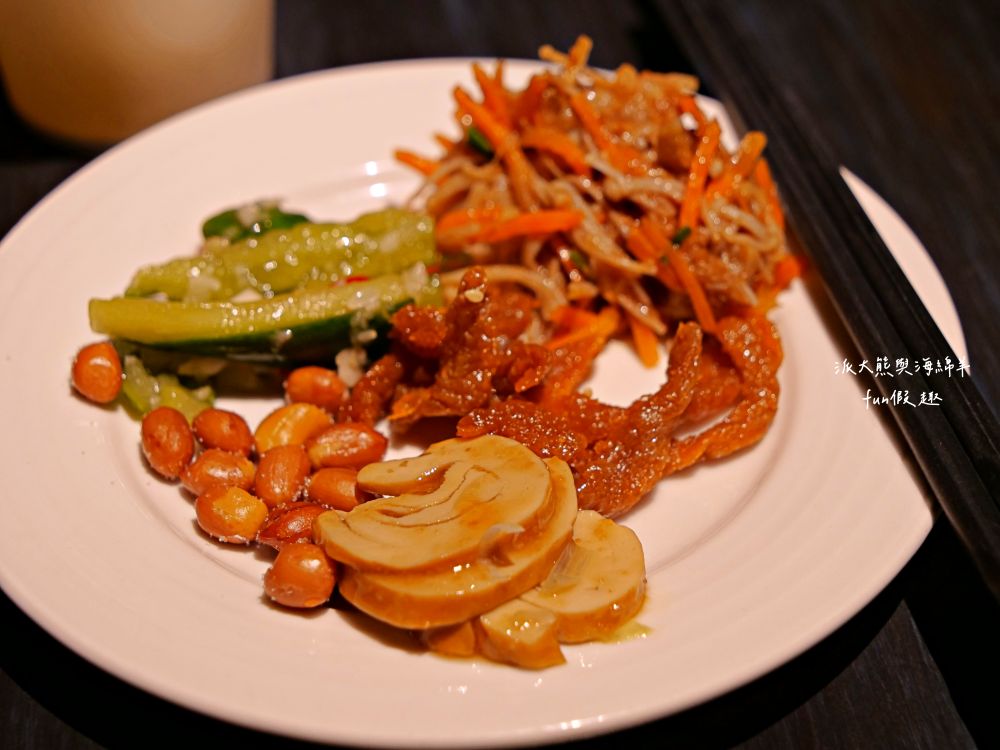 圖森文旅（Tourism Inn）︱鄰近永康車站及國道1號交流道的簡約商務型文旅，結合文青與輕工業裝潢風格，文旅麻雀雖小但五臟俱全的平價優質好選擇，頂樓還有絕美玻璃屋親子可欣賞無敵夜景!!!105年開幕～