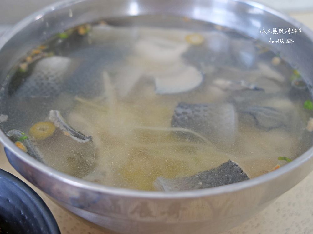 展哥虱目魚粥（永通2店）｜研發推出砂鍋魚頭新創菜色進行差異化經營，臺南學甲特產虱目魚料理新起之秀，二代延續永通總店的鮮甜無刺魚湯，寬敞空間的舒適用餐好選擇～
