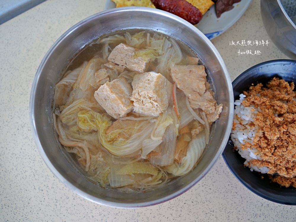 展哥虱目魚粥（永通2店）｜研發推出砂鍋魚頭新創菜色進行差異化經營，臺南學甲特產虱目魚料理新起之秀，二代延續永通總店的鮮甜無刺魚湯，寬敞空間的舒適用餐好選擇～
