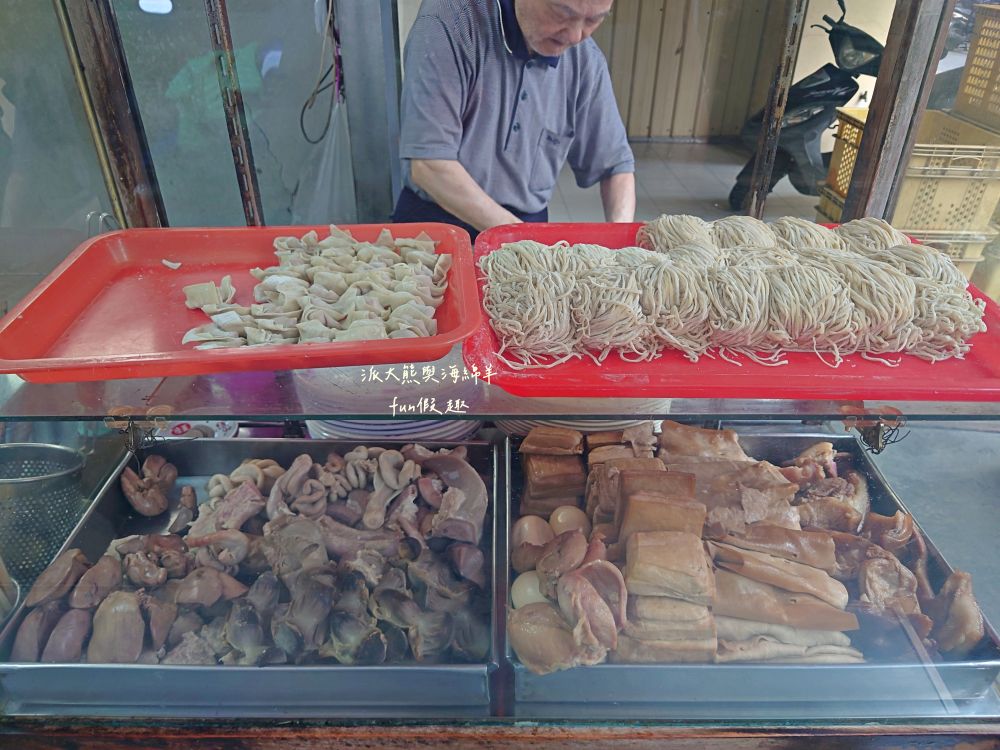 民權街92巷意麵老店｜南投市隱藏巷弄裡在地美食，從下午3點開始營業到宵夜的南投意麵，每種餐點都是超親民銅板價，夜裡嘴饞發作就來這裡享受飄香數十載的阿公阿嬤好手藝～