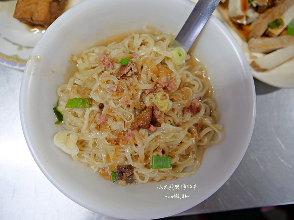 民權街92巷意麵老店｜南投市隱藏巷弄裡在地美食，從下午3點開始營業到宵夜的南投意麵，每種餐點都是超親民銅板價，夜裡嘴饞發作就來這裡享受飄香數十載的阿公阿嬤好手藝～
