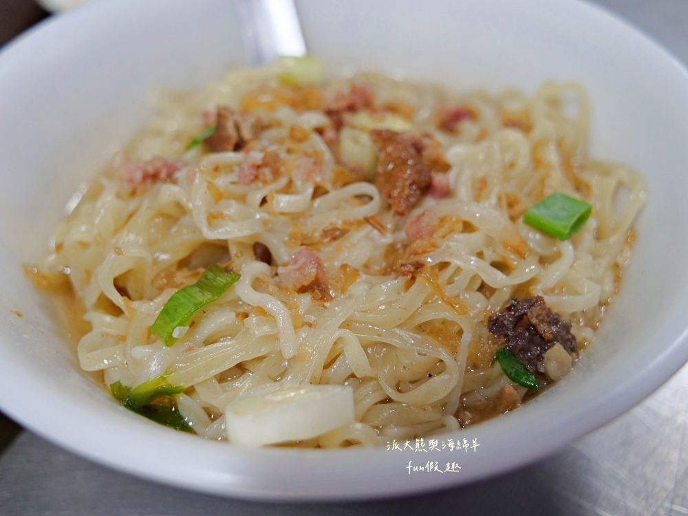 民權街92巷意麵老店｜南投市隱藏巷弄裡在地美食，從下午3點開始營業到宵夜的南投意麵，每種餐點都是超親民銅板價，夜裡嘴饞發作就來這裡享受飄香數十載的阿公阿嬤好手藝～
