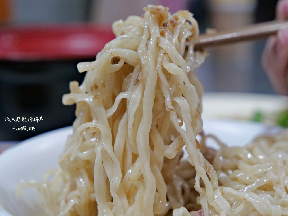 民權街92巷意麵老店｜南投市隱藏巷弄裡在地美食，從下午3點開始營業到宵夜的南投意麵，每種餐點都是超親民銅板價，夜裡嘴饞發作就來這裡享受飄香數十載的阿公阿嬤好手藝～